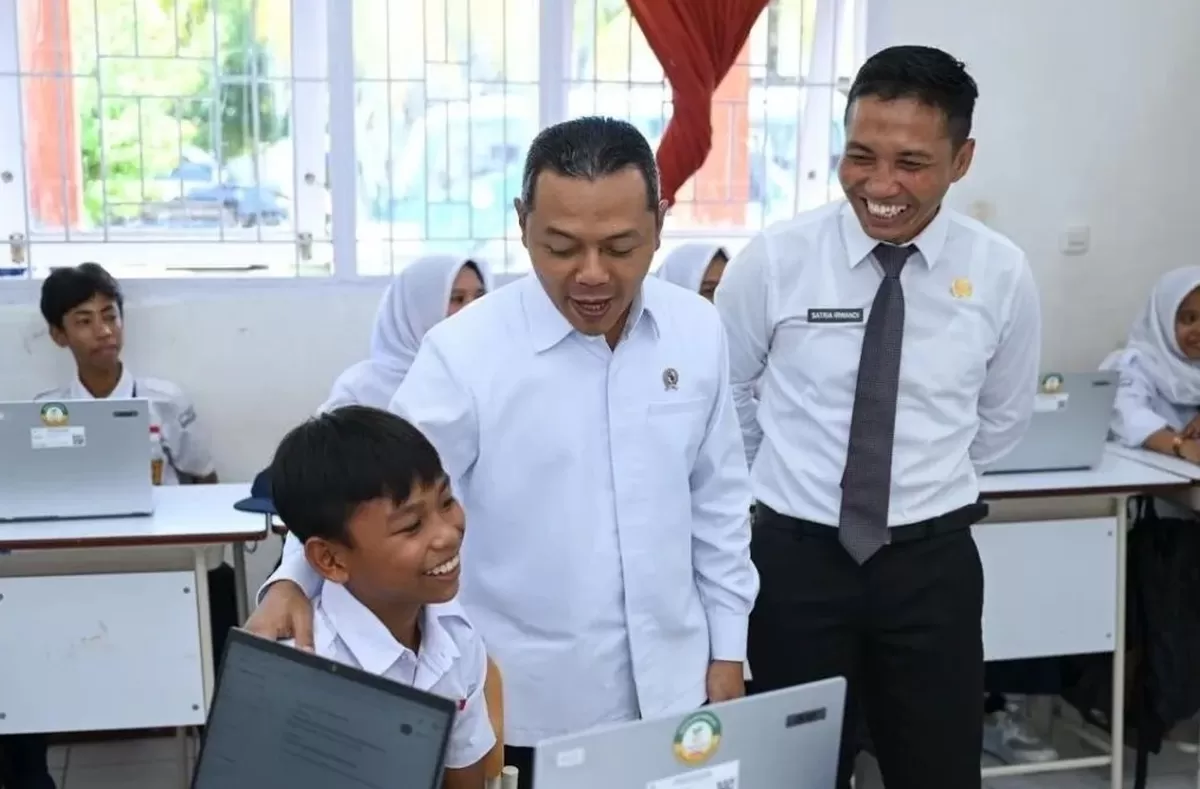Wamendikdasmen, Fajar Riza Ul Haq saat berbincang-bincang dengan siswa salah satu Sekolah Rakyat.(foto:antaranews))
