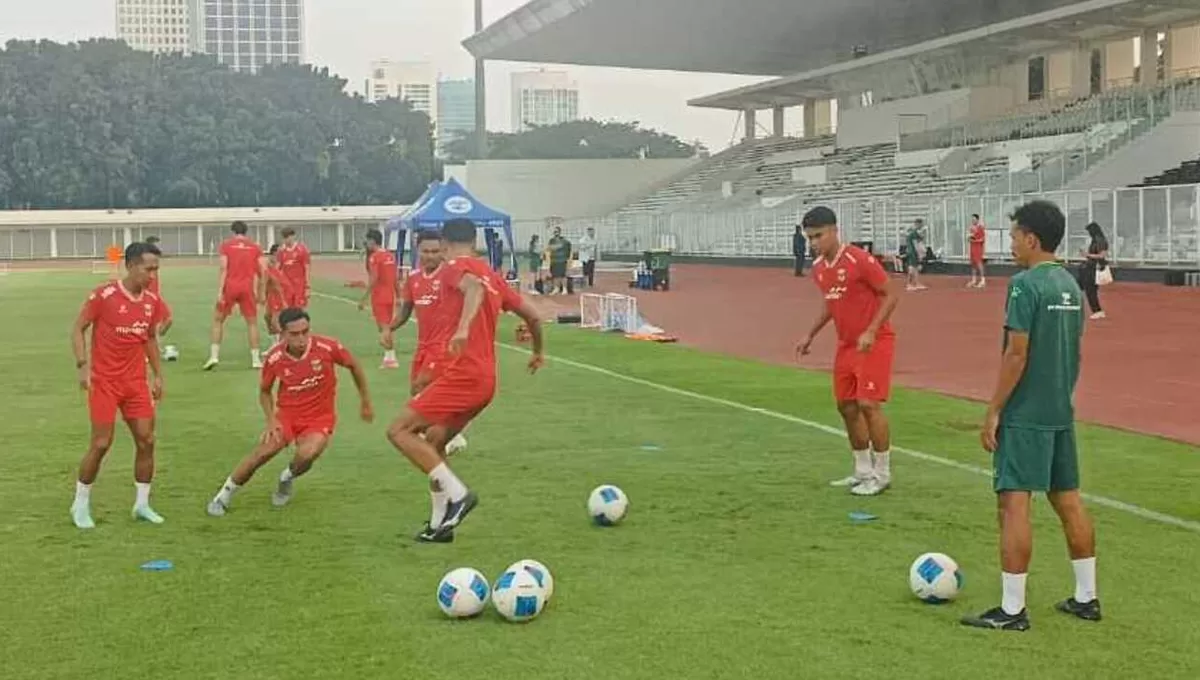 Timnas Indonesia menjalani sesi latihan resmi jelang laga melawan Mozambik. Ketua Umum PSSI Erick Thohir meninjau langsung, di Stadion Madya GBK, Senin, 8 Juni. 
