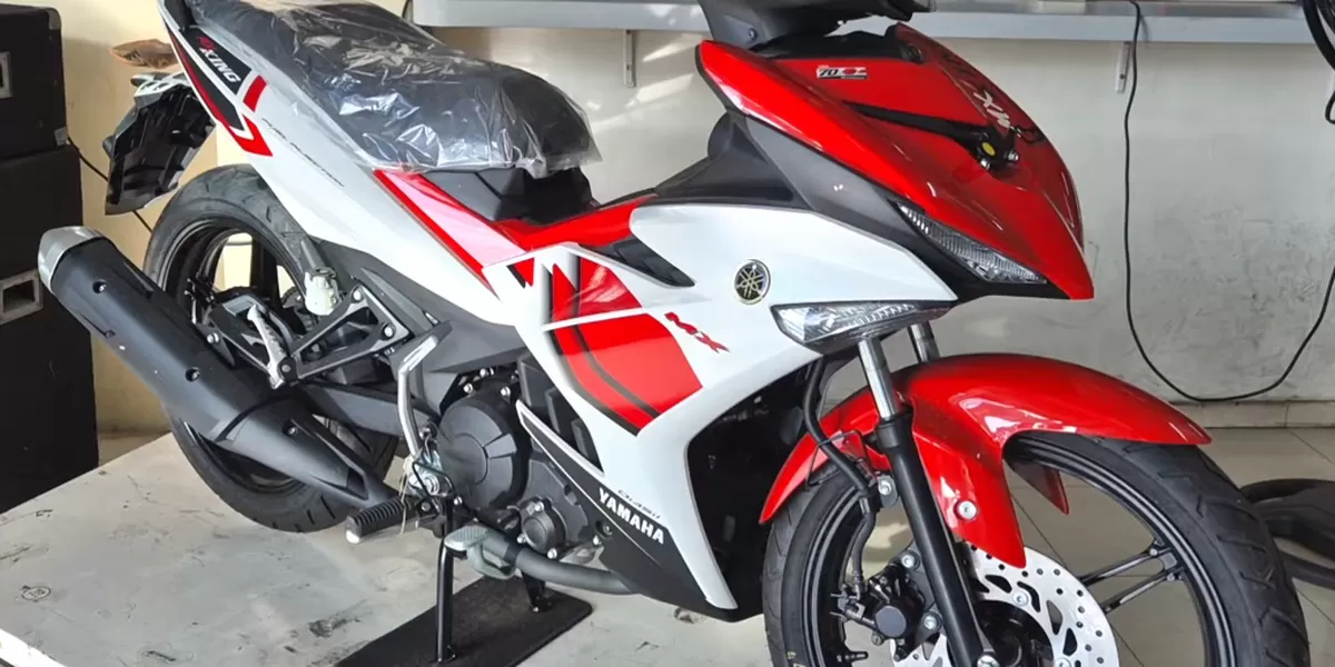 Tampilan Yamaha MX King 150 70th Anniversary, dengan desain warna dominan merah dan putih. (Tangkapan layar youtube@SuatuKarya)