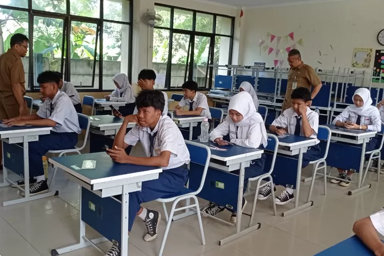 Kepala SMPN 26 Depok, Ahmad Sujai melaksanakan pemantauan kepada siswa kelas IX dalam pelaksanaan PSAJ. (ANDIKA EKA/RADAR DEPOK)