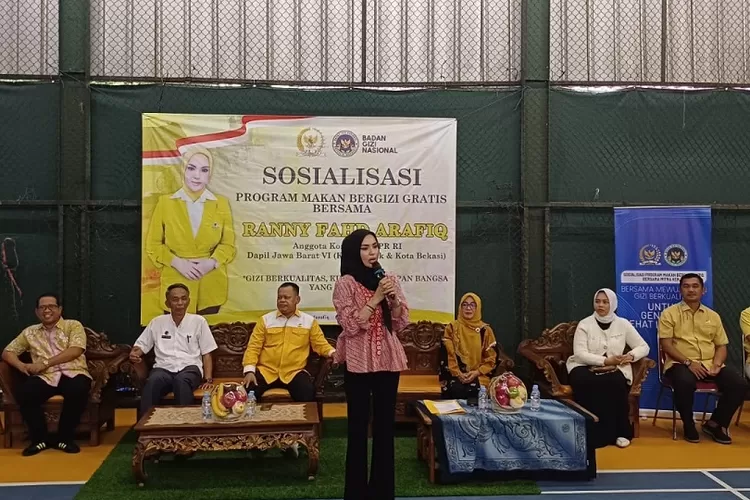 Anggota Komisi IX DPR RI, Ranny Fahd Rafiq sedang memberikan sosialiasi kepada 500 masyarakat Kelurahan Gandul, Kecamatan Cinere, Kota Depok, terkait program MBG, Rabu (11/3). (ANDIKA EKA/RADAR DEPOK)