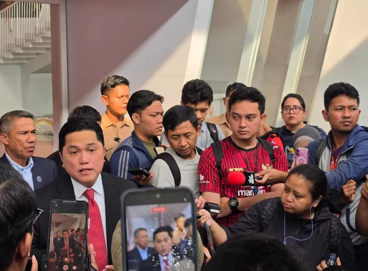 Ketua Umum PSSI Erick Thohir menjelaskan kepada wartawan seputar Timnas Indonesia di SUGBK, Senayan, Jakarta, Selasa, 28 Juli.