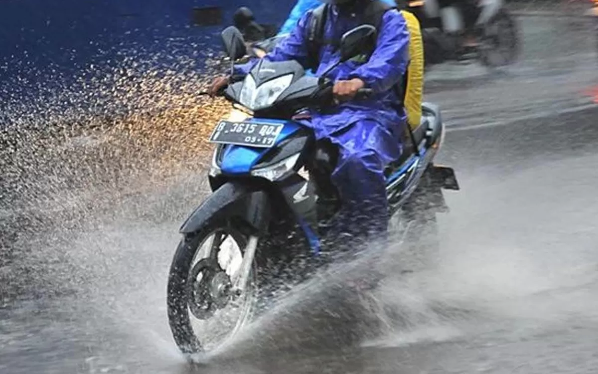 Hati-hati berkendara saat hujan terutam pada genangan air./net