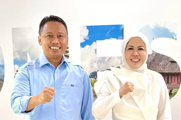 Calon Walikota Depok, Supian Suri, dan Anggota DPR RI dari Fraksi PAN, Intan Fauzi saat melakukan foto bersama, Senin (10/6). (DOKUMEN RADAR DEPOK)