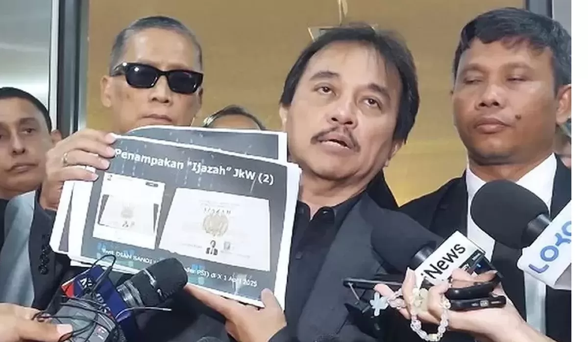 Pakar telematika Roy Suryo dan anggota Tim Pengacara saat menghadiri gelar perkara khusus terkait dugaan ijazah palsu Presiden ke-7 RI Jokowi. 