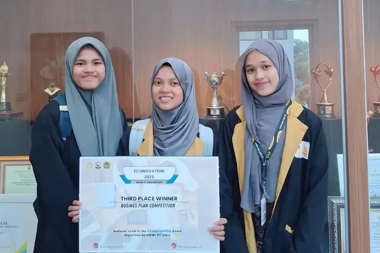 Tiga siswa Program Paket C dari PKBM IAN Kota Depok Juara 3 Business Plan Competition &ndash; Econovation 2025.&nbsp; (ISTIMEWA)