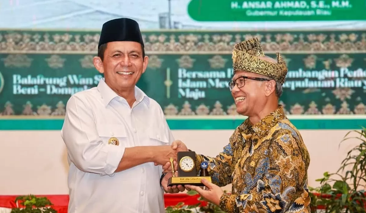 Wamendikdasmen Atip Latipulhayat menyerahkan cenderamata kepada Gubernur Ansar di sela pelantikan PW PERSIS Provinsi Kepulauan Riau. (Foto:Diskominfo Kepri)  