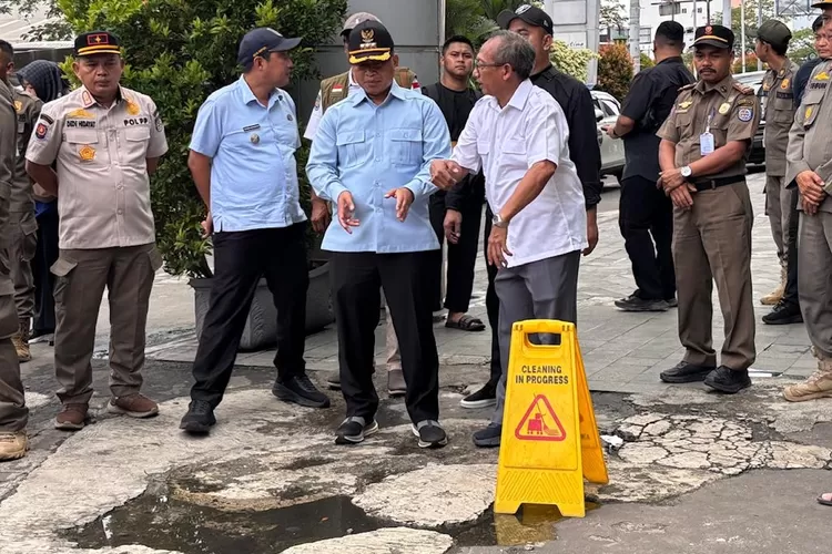 Walikota Depok, Supian Suri, saat meninjau pengerjaan normalisasi Kali Cabang Timur di Jalan Raya Margonda, Kamis (23/10).  (RADAR DEPOK)
