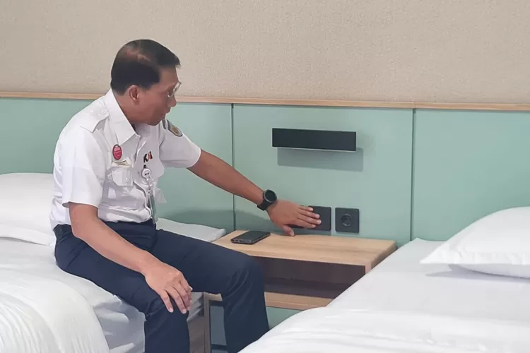 Dirut KAI Didiek Hartantyo. melihat ke dalam fasilitas Griya Karya Anggrek Cipinang khusus untuk awak kereta api (Elizabeth Widowati )
