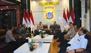 Kapolda Sultra Sambut Silaturahmi Perdana Danlanal Kendari, Perkuat Sinergitas TNI–Polri Jaga Keamanan Maritim