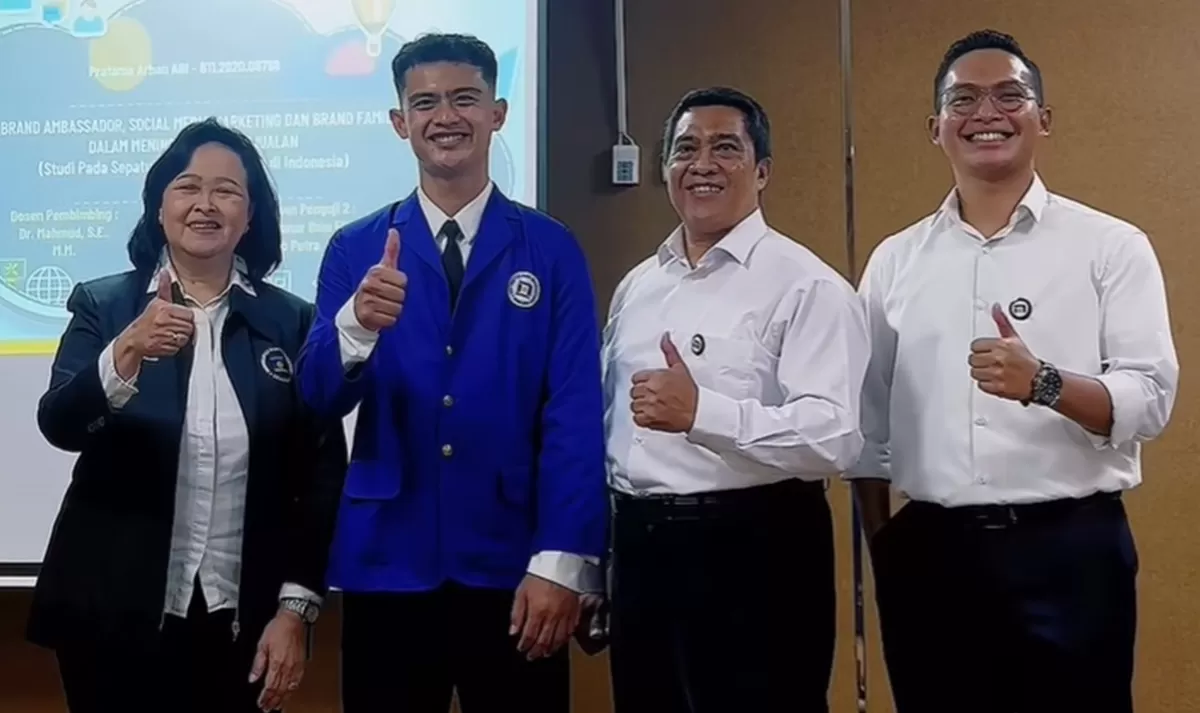 Potret Pratama Arhan lulus sidang skripsi, terima ijazah berbasis blockchain dengan gelar Sarjana Manajemen di Universitas Dian Nuswantoro (Udinus) Semarang (Instagram/udinusofficial)