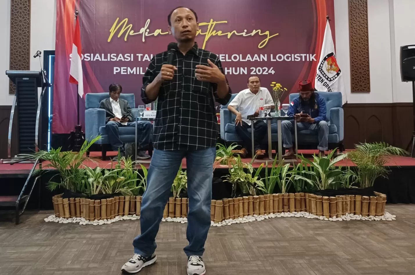 KPU Gresik Ungkap Pengadaan Logistik Tahap 1 Tinggal Sampul - Radar Gresik