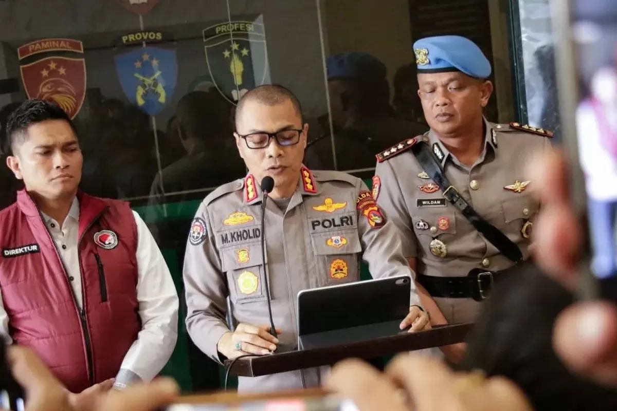 Kepala Bidang Humas Polda Nusa Tenggara Barat Kombes Pol. Mohammad Kholid (tengah) didampingi Kepala Bidang Propam Kombes Pol. Wildan Alberd (kanan) dan Direktur Reserse Narkoba Kombes Pol. Roman Smaradhana Elhaj menyampaikan keterangan hasil penindakan Kepala Satresnarkoba Polres Bima Kota AKP Mala