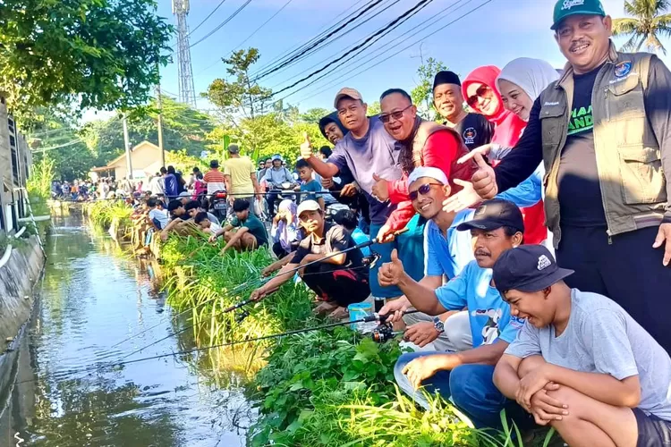 KERIAAN : Aparatur Kelurahan Duren Mekar, menghelat mancing terpanjang di kali angke, Kelurahan Duren Mekar, Kecamatan Bojongsari. (RISKY DWI LESTARI/RADAR DEPOK)