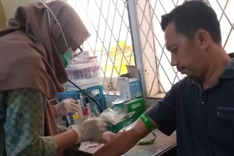 Pemeriksaan kesehatan kepada calon KPPS di UPTD Puskesmas Kalimulya