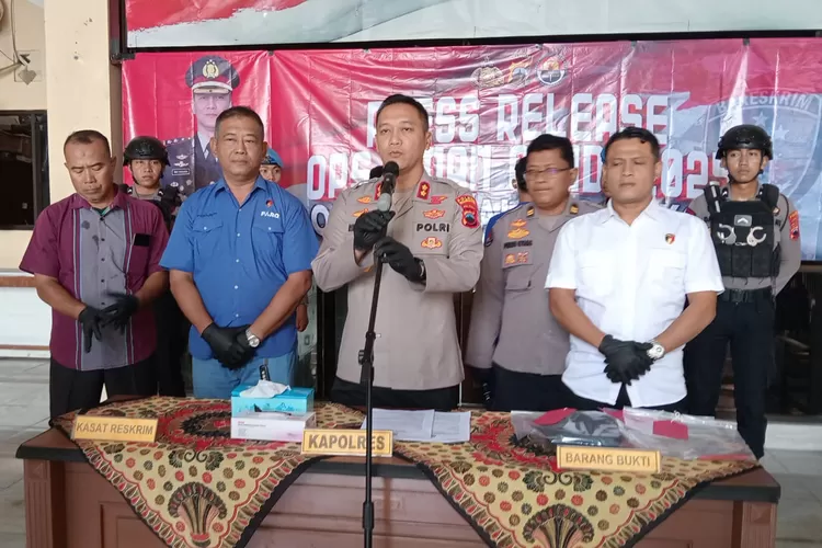 KONFERENSI PERS : Kapolres Pekalongan Kota, AKBP Riki Yariandi beserta jajarannya saat konferensi pers usai berhasil mengamankan tersangka dalam Operasi Aman Candi 2025 di Mapolres.. (KONTENJATENG.COM/Arif Prayoga)