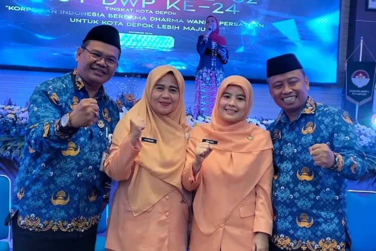 Lurah Jatijajar, Mujahidin (kiri) dan Sekretaris Daerah Kota Depok, Supian Suri (kanan) pada Puncak Peringatan HUT ke-52 Korpri dan ke 24 DWP Kota Depok di lantai 10, Dibaleka II, Balai Kota Depok. (Radar Depok)