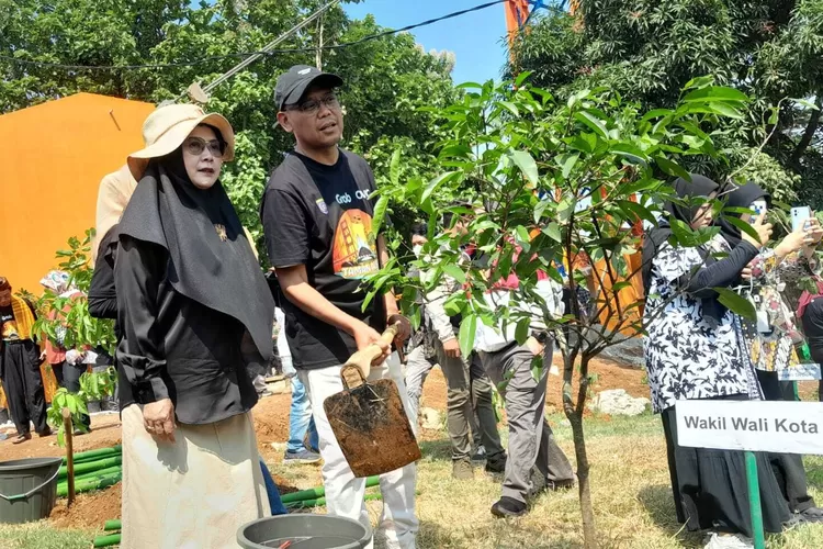 SIMBOLIS : Wakil Walikota Depok, Imam Budi Hartono didampingi sang istri, Etty Maryati Salim saat prosesi penanaman tumbuhan pada peresmian Alun-alun dan Taman Hutan Kota Depok wilayah barat, Kamis (19/9). ( ALDY RAMA/RADAR DEPOK)