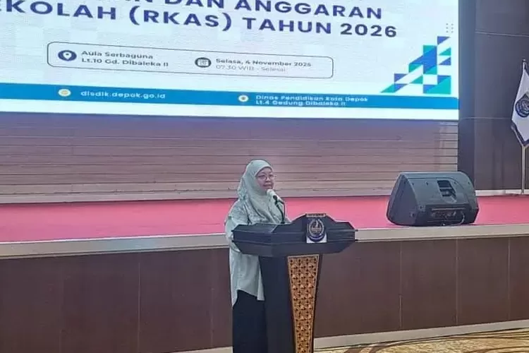 Kepala Disdik Depok, Siti Chaerijah Aurijah menyampaikan arahan pada pelaksanaan Rakor penyusunan RKAS Tahun 2026 di Aula Serbaguna Lantai 10 Gedung Dibaleka II.  (DOKUMEN DISDIK)