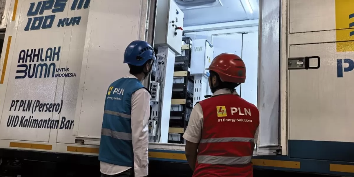 Terlihat Petugas PLN bersiaga di UPS Mobile 100KVA sebagai bagian dari pengamanan kelistrikan berlapis untuk mendukung keandalan listrik di GOR Terpadu Ayani Pontianak, sehingga pagelaran pertandingan Proliga 2026 dapat berlangsung lancar, aman, dan nyaman.