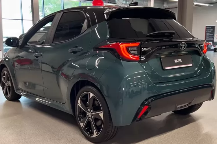 Toyota Yaris 2025 menampilkan grille yang lebih lebar dan dinamis (Tangkapan Layar YouTube Toyotaview)