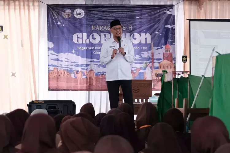 Wakil Walikota Depok, Imam Budi Hartono memberikan motivasi kepada pelajar SMA Negeri 1 Depok, dalam acara Paras 2024, Rabu (27/3). (PEMKOT DEPOK)