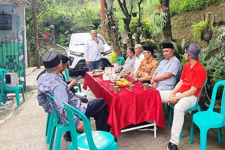 Lurah Duren Mekar, Ari Andriana bersama ketua lingkungan sedang rembuk membicarakan perbaikan rumah di Blok AU 4/10 RT3/7 Kelurahan Duren Mekar, Kecamatan Bojongsari, Depok, Jumat (21/2). (RISKY DWI LESTARI/RADAR DEPOK)