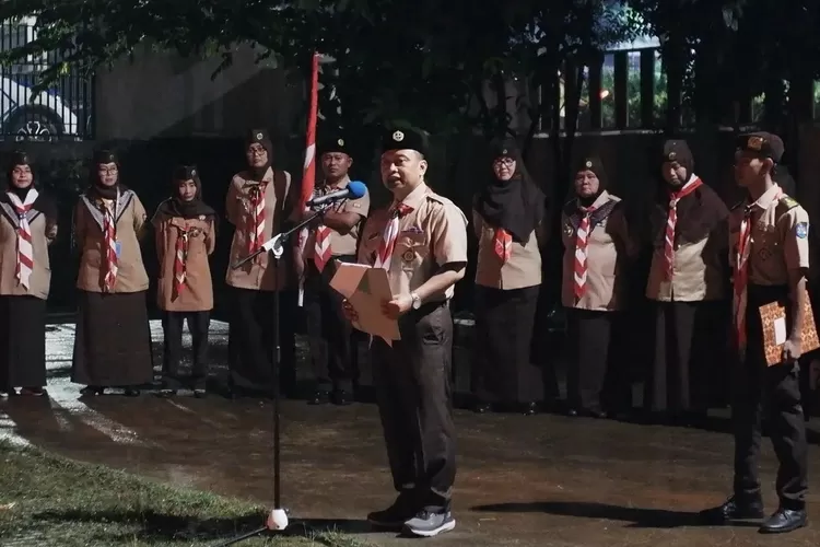 Mabicab Gerakan Pramuka Kota Depok, Supian Suri memimpin prosesi Ulang Janji Pramuka di Gedung Pramuka Depok, Rabu (14/08/25). (PEMKOT DEPOK)