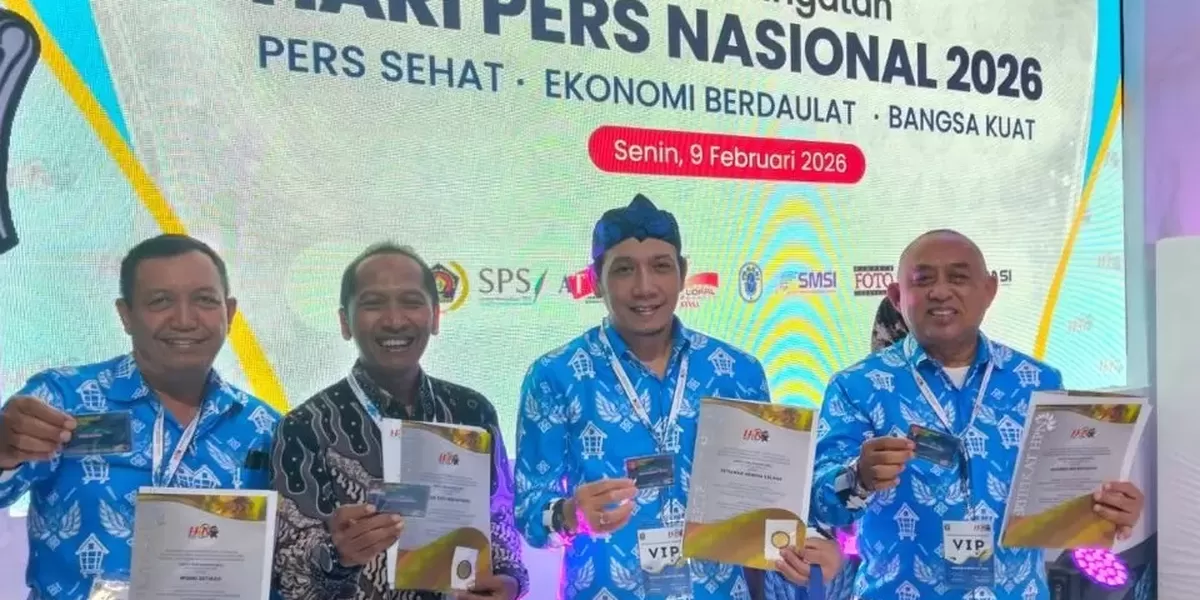 Empat wartawan pengurus PWI Jateng menerima anugerah PCNO dari PWI Pusat dalam Perayaan HPN 2026 di Lapangan Masjid Raya Al-Bantani, Komplek KP3B, Serang. (foto: suaramerdeka.com)