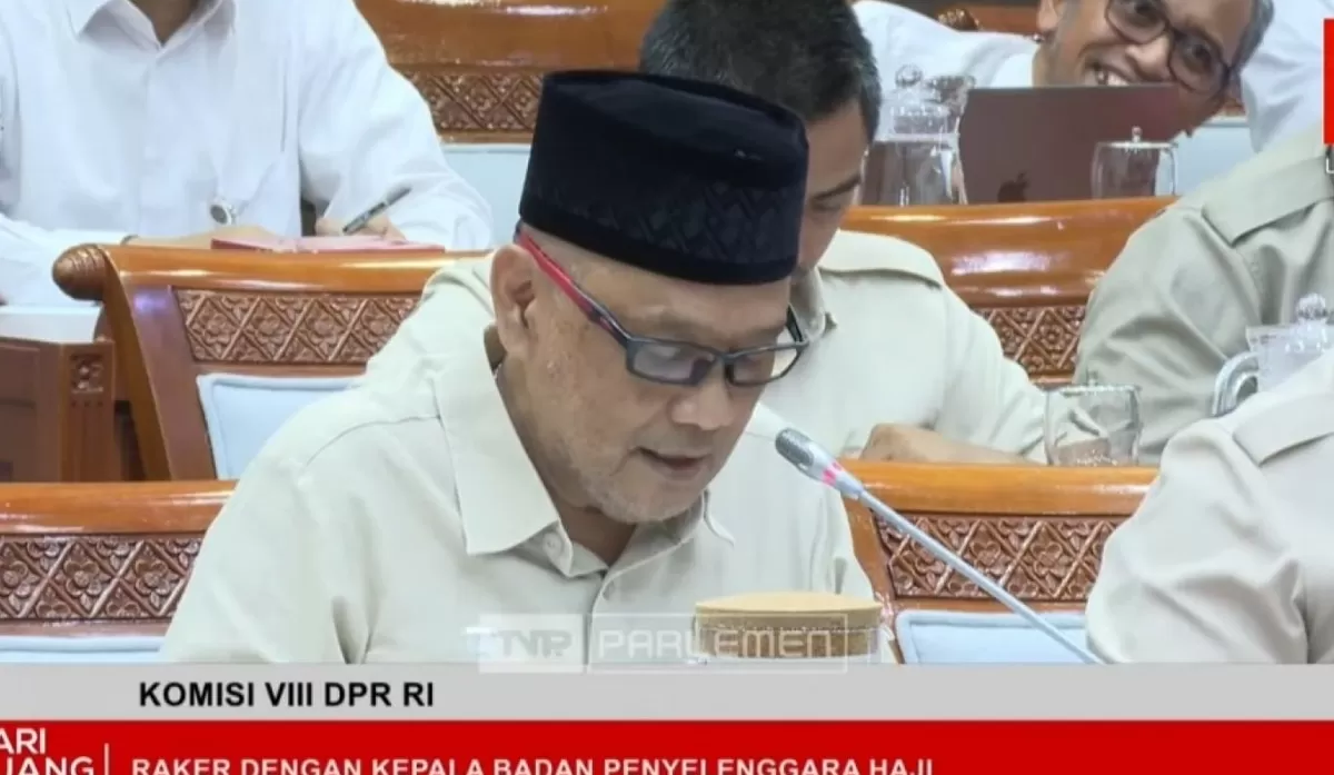 Menteri Haji dan Umrah, Mochamad Irfan Yusuf saat rapat dengan Komisi VIII DPR di Gedung DPR-MPR, Jakarta, Rabu (8/4/2026). (Tangkap Layar TV Perlemen)