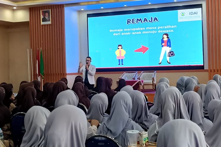 Klinik Azzainiyah dan Dinas Kesehatan Probolinggo Gelar Sarasehan Kesehatan Remaja