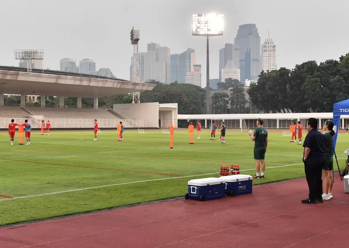 Ketua Umum PSSI Erick Thohir memantau langsung Latihan Resmi Timnas Indonesia jelang laga uji coba melawan Mozambik, Senin, 8 Juni di Stadion Madya Senayan. 