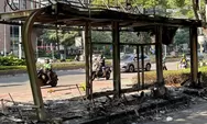 Kerusuhan di Jakarta, Fasilitas Umum Hangus Dibakar Massa