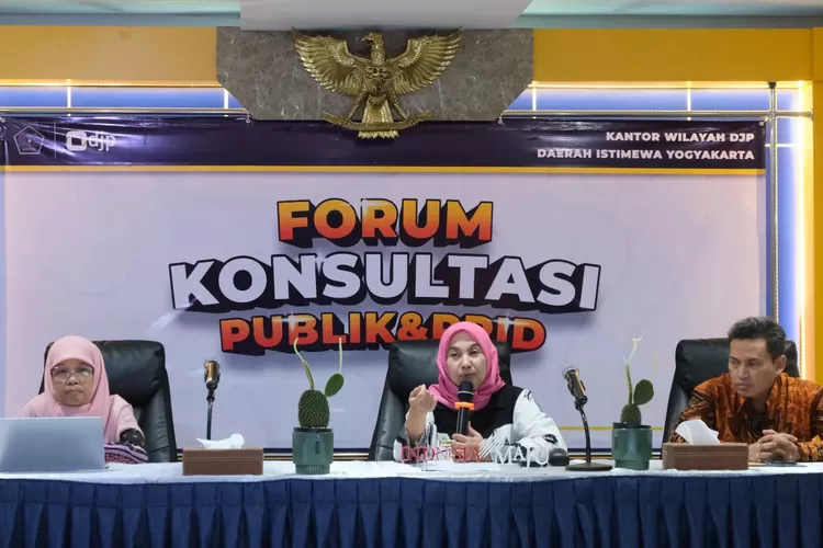 Kepala Kanwil DJP DIY, Erna Sulistyowati (tengah) memberikan pemaparan dalam kegiatan Forum Konsultasi Publik (FKP) dan Pejabat Pengelola Informasi dan Dokumentasi (PPID) di Gedung Kanwil DJP DIY, yang melibatkan semua unsur pentahelix, Selasa (27/8/2024).  (Foto: Dok. Istimewa)