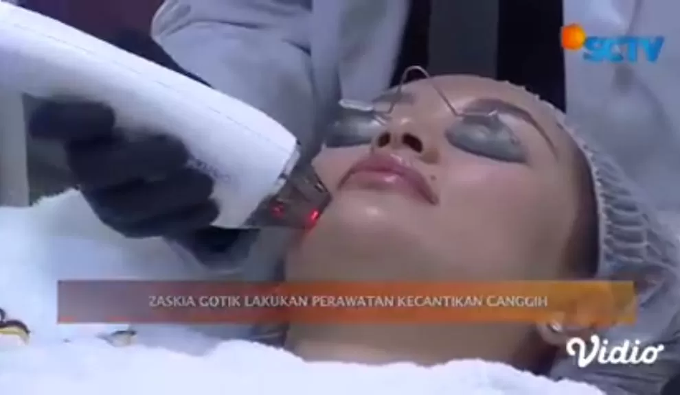Zaskia  Gotik saat melakukan perawatan kecantikan dengan alat canggih (Dok Youtube SCTV)