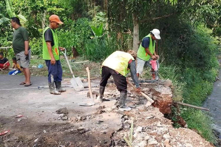 Proses pembangunan jembatan yang berada di Jalan H. Maih bin Dimin RW1 Kelurahan Duren Mekar, Kecamatan Bojongsari. (ANDIKA EKA/RADAR DEPOK)