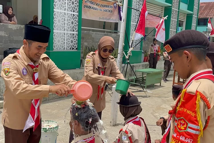 Prosesi pelantikan Dewan Penggalang 2025, pada kegiatan Perjusa di halaman sekolah pada 14-15 Februari 2025. (ANDIKA EKA/RADAR DEPOK)