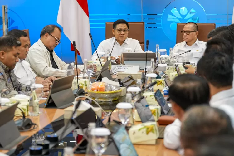 Menteri Koordinator Pemberdayaan Masyarakat (Menko PM) A. Muhaimin Iskandar saat Rapat Tingkat Menteri bersama Menteri P2MI Mukhtarudin di Jakarta, Rabu (12/11/2025). (Dok.pemberdayaan.go id)