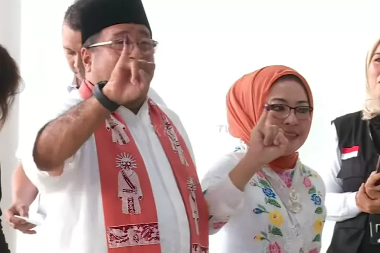 Momen Rano Karno dan Istri Nyoblos di TPS Lebak Bulus. (Foto/Tangkap Layar YouTube KompasTV.)