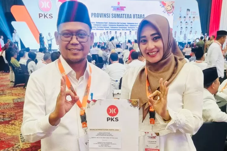 Calon Walikota Imam Budi Hartono dan Wakil Walikota Depok Ririn Farabi Arafiq menerima langsung formulir persetujuan partai politik atau B1 KWK, di ICE BSD, Tangerang. (RADAR DEPOK)