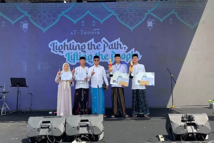 Dua siswa MAN 1 Bogor (Mansabo) di ajang Musabaqah Tilawatil Quran (MTQ) tingkat se-Jabodetabek.  (ANDIKA EKA/RADAR DEPOK)