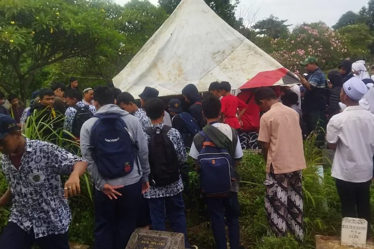 Suasana pemakaman HPT di Pemakaman Lembah Abadi, Sukmajaya, Kamis (19/12). (SMP PGRI 2 Kota Depok)