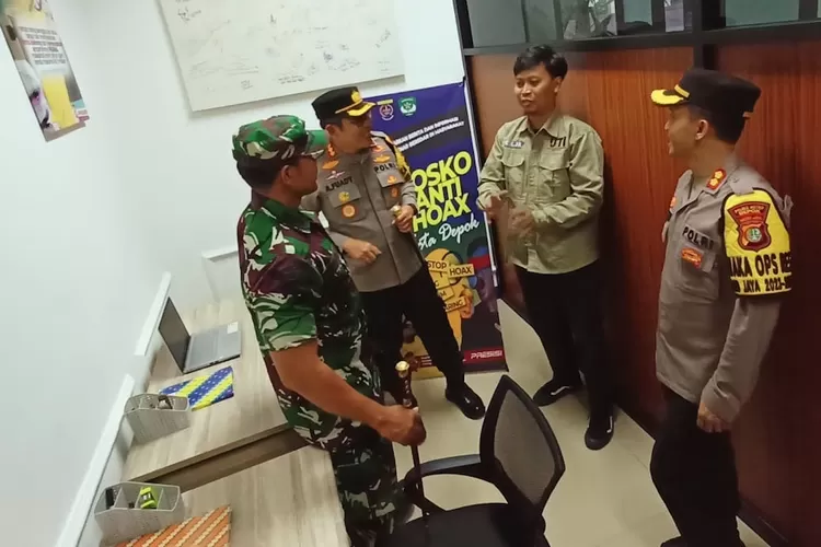 Kapolres Metro Depok, Kombes Ahmad Fuady bersama jajaran saat peresmian Posko Anti Hoaks di Polres Metro Depok, Kamis (23/11). (Polres Metro Depok)