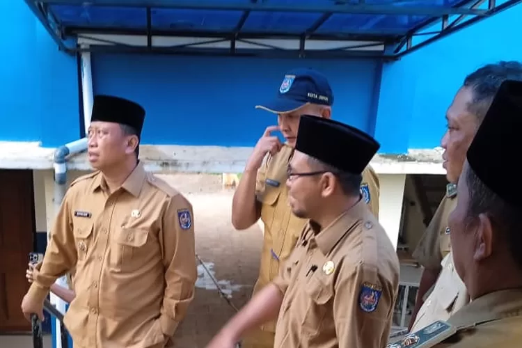 Walikota Depok, Supian Suri mengecek langsung kondisi gedung SMPN 26 Depok yang terletak di Jalan Mangga, Kelurahan/Kecamatan Beji, yang mengalami kerusakan, Senin (10/3/2025) (ANDIKA EKA/RADAR DEPOK)