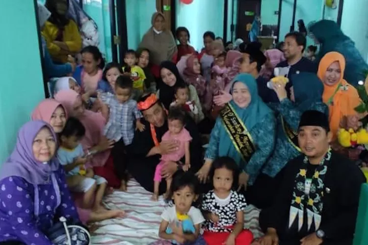 Aparatur Kelurahan Ratujaya, Kecamatan Cipayung, Depok, melaksanakan makan bersama dengan menu stunting atau Pemberian Makanan Tambahan (PTM), di Puskesmas Ratujaya, Kamis (16/11). 