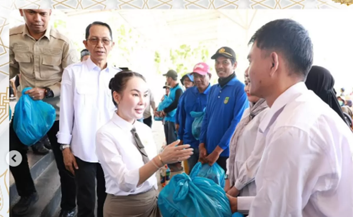 Penyerahan bantuan paket sembako terhadap Disabilitas dan Satgas Kebersihan DLH Batam. (Foto:Diskominfo Batam)