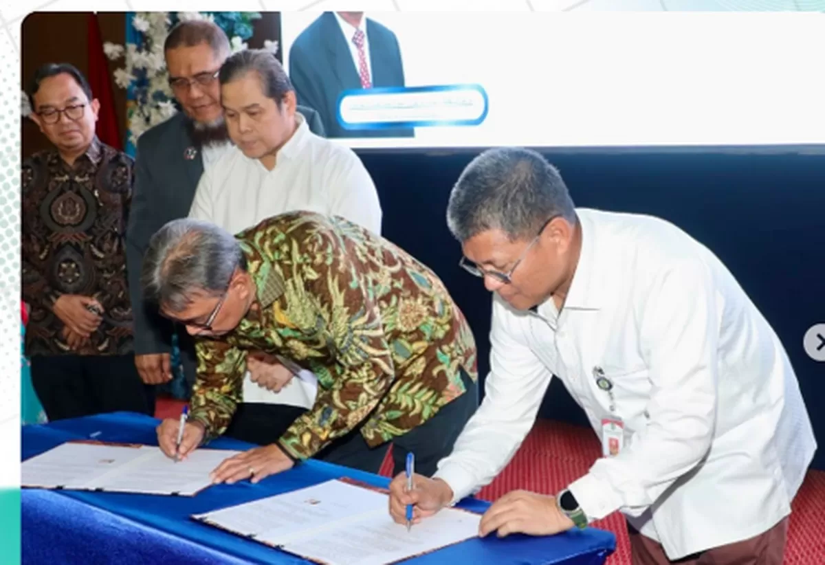 Sekda Kota Batam, Firmansyah dan dari Rektor Universitas Batam, Prof. Dr. Ir. Samsul Rizal, M.Eng., IPU., ASEAN Eng melakukan MoU program dokter spesialis. (Foto:Diskominfo Batam)