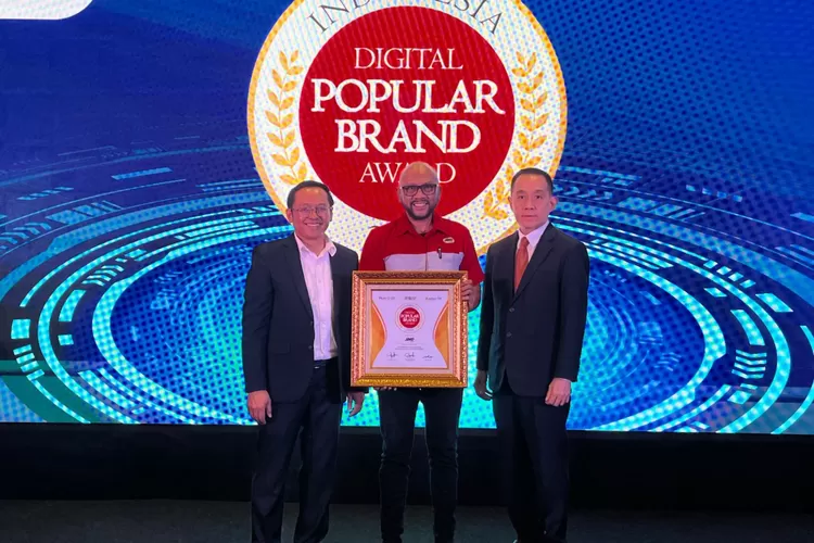 Yance Arvan selaku Marketing Project Senior Analyst JNE mewakili penerimaan penghargaan Indonesia Digital Popular Brand Award 2024, yang diserahkan oleh Tri Raharjo, selaku CEO Tras N CO Indonesia dan Chairman Indonesia Brand Community (IBC) (Kiri) dan Alex Iskandar selaku Direktur IMFocus  (DOK JNE)