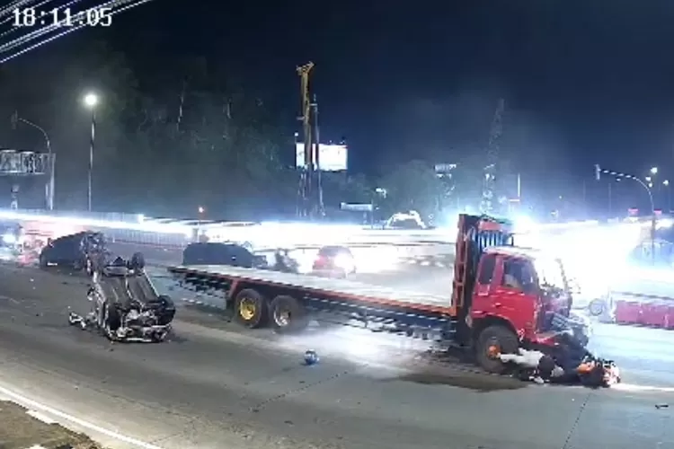 Beredar Rekaman CCTV Ungkap Detik-Detik Kecelakaan Beruntun Di Exit Tol ...