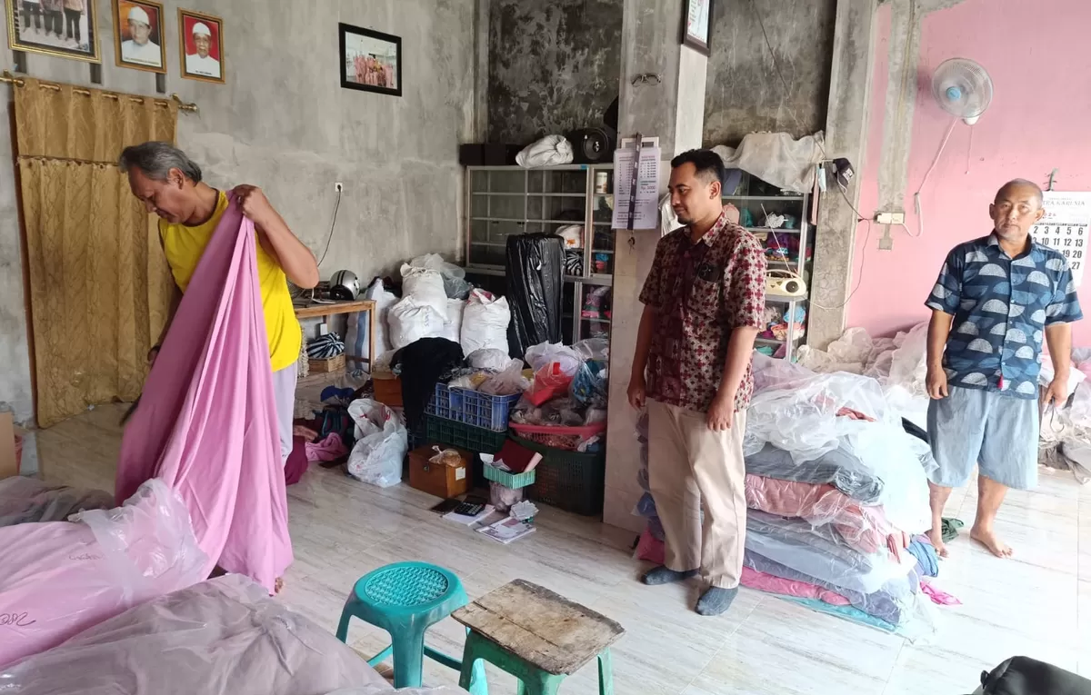 Khoirul Miftah sedang melayani pembeli. (SketsaNusantara.id/As'ad Choirudin)